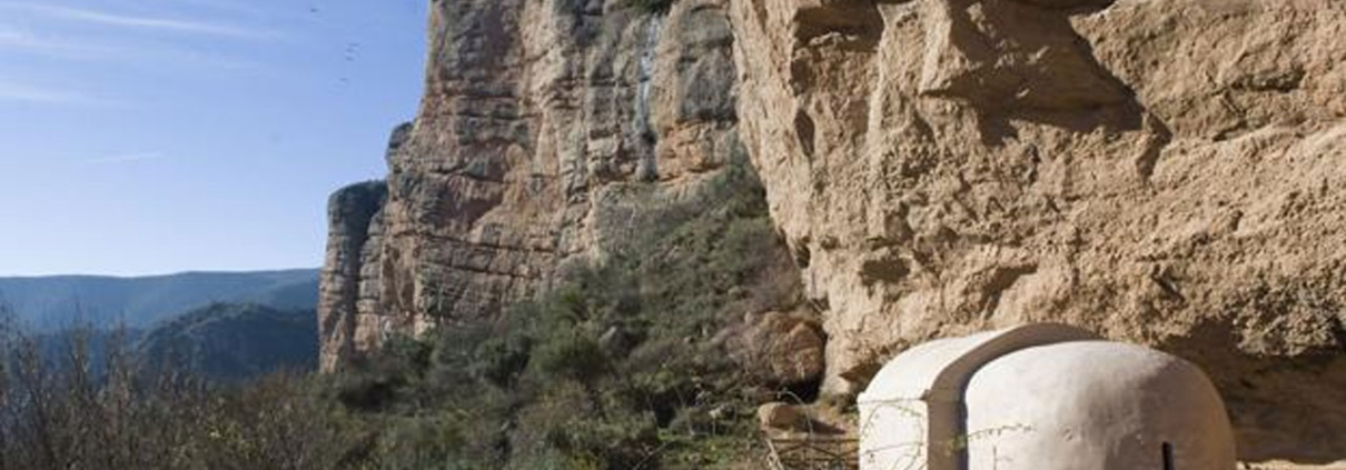 La ermita de Viguera, coqueta entre las rocas