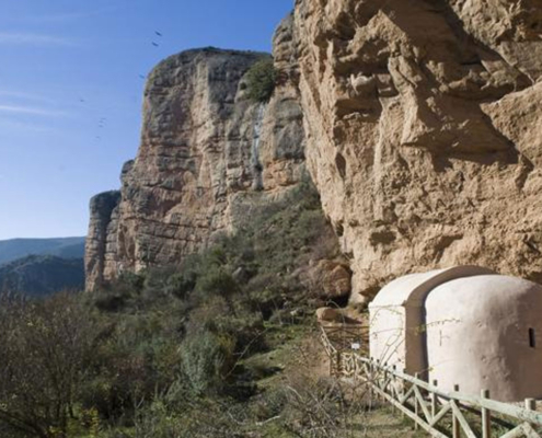La ermita de Viguera, coqueta entre las rocas