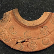 Hallada en el Castillo de Viguera una lucerna única en la Península Ibérica